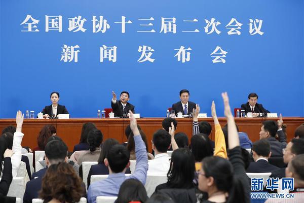 引发热议?张镇麟开场隔扣徐昕后喋喋不休 并比出“太小”手势-