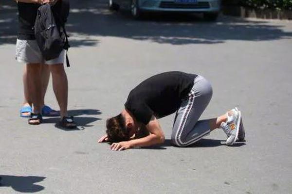 比斯利：利字不在时米德尔顿就是我们的领袖 他帮助了我们很多-