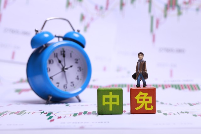 巴顿：对方两个中卫正面头球能力比较强，我们却一直在边路起高球-