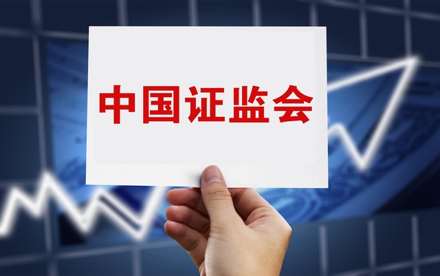 巴顿：对方两个中卫正面头球能力比较强，我们却一直在边路起高球-