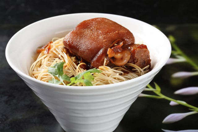 TA：英力士倾向于滕哈赫留任，认为曼联高管没为他创造最好条件-