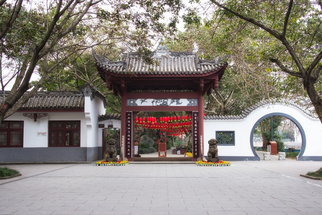 这季后赛强度?纳斯因不满判罚拍伤手指 下半场一度无法执教-