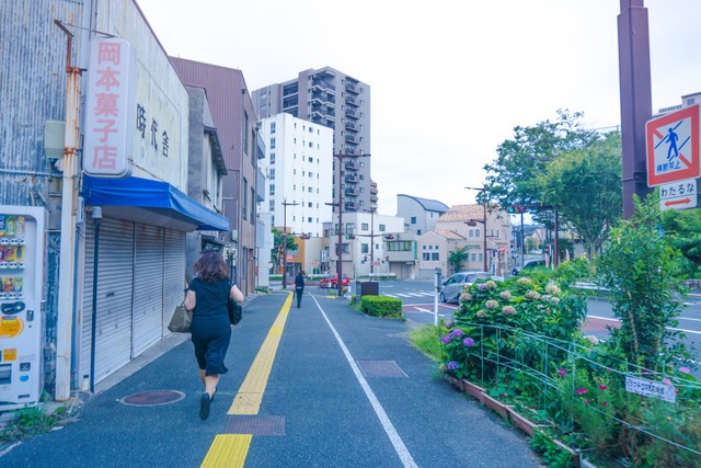 代言人？沃克喜提新车——比亚迪海豹?国外售价超40万人民币-
