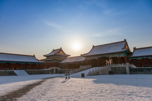 巴顿：对方两个中卫正面头球能力比较强，我们却一直在边路起高球-